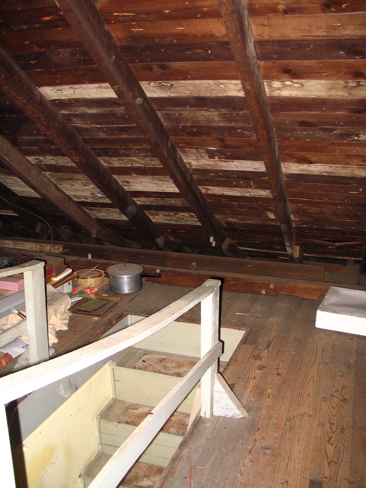 [attic+stairs.jpg]