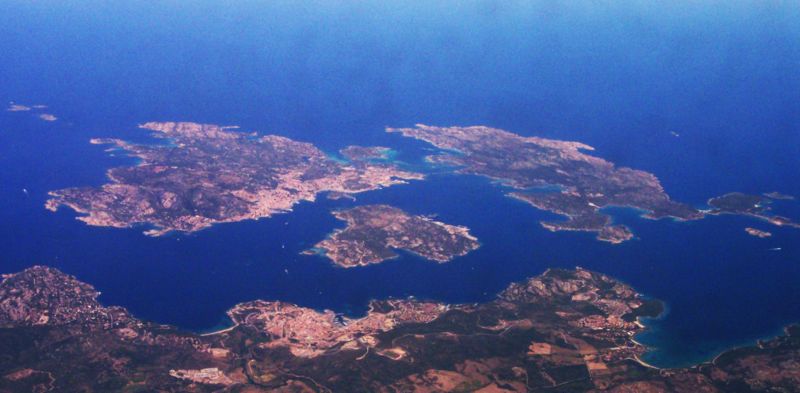 [800px-La_Maddalena_Archipel_Aerial_view.jpg]