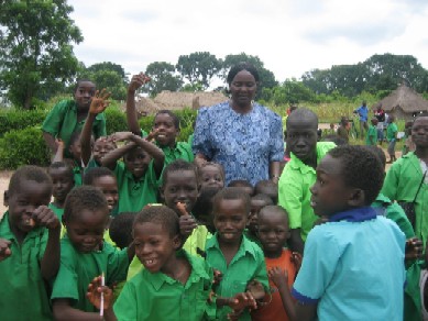 [Headmistress+Katura+and+children+Yambio+Primary+School++small.jpg]
