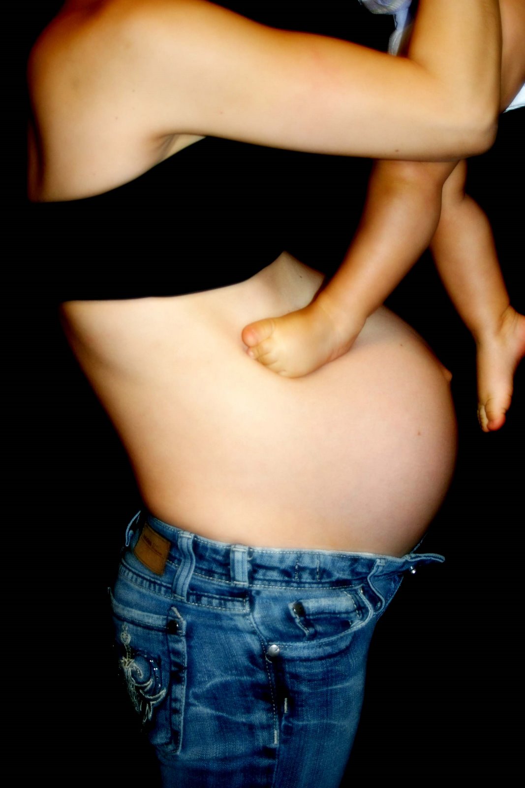 [Lynnae+and+baby+belly+055+ambi.jpg]