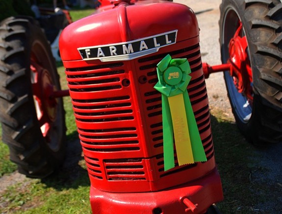[show_image+(2)farmall+tractor.jpg]