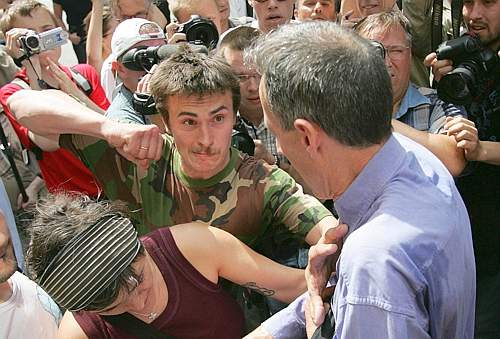 [Moscow_Pride_2007_Thugs_Assault_Peter+Tatchell.jpg]