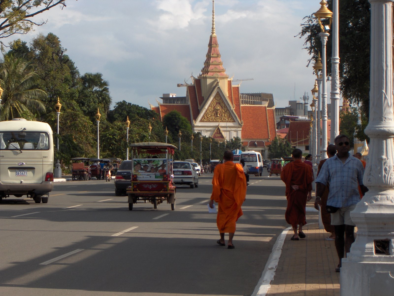 [Monks+on+street+in+Phnom+Penh.JPG]