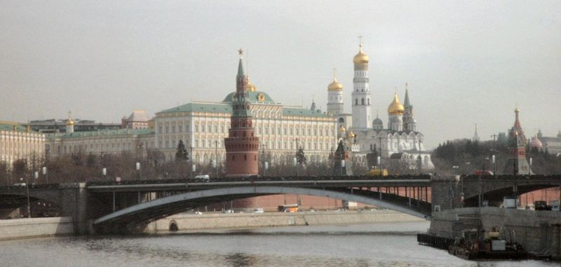 [800px-2003-04-18_Moskau_Kreml_von_Christ-Erlöser-Kathedrale_aus.jpg]