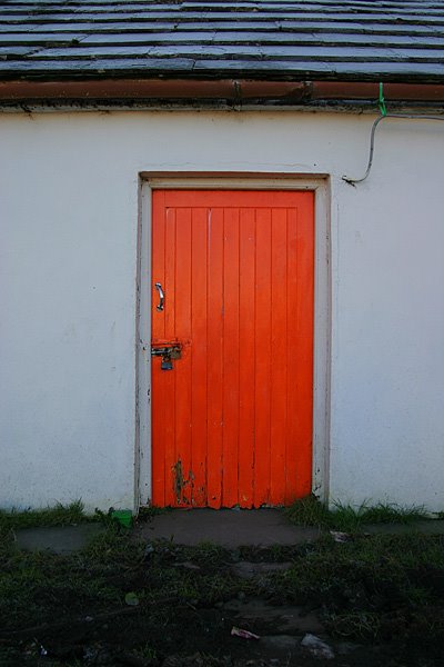 [093_orange_door_in_doolin.jpg]