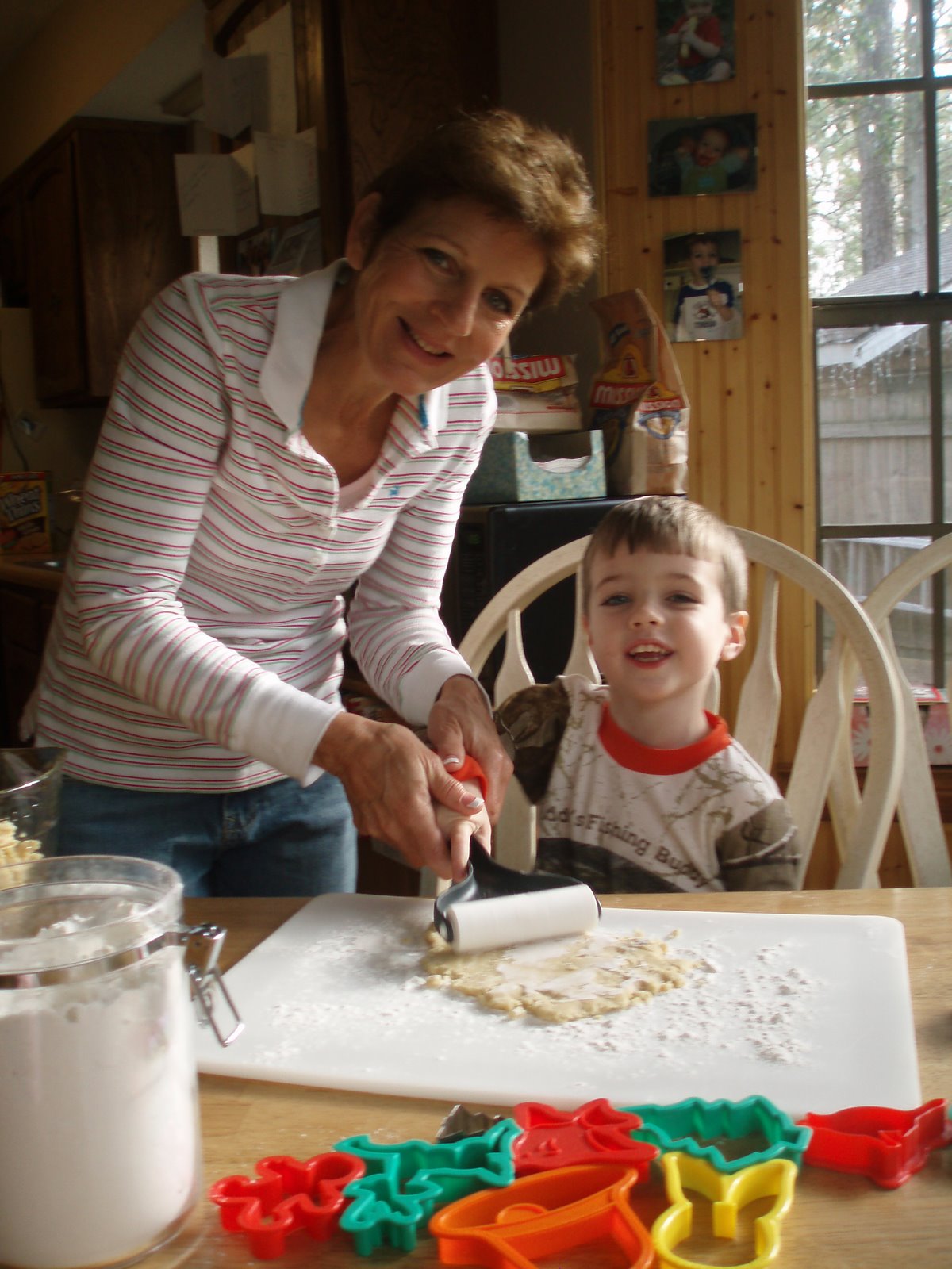 [making+cookies+for+santa+-+conner+and+booboo+122407.JPG]