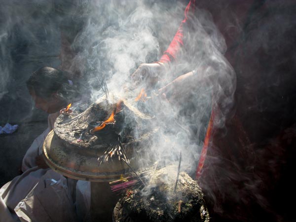 [Swayambhunath-Offering-07sm.jpg]