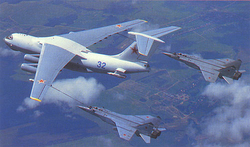[IL-78+and+twin+Mig-31s.jpg]