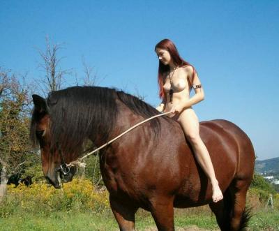 [Nacktreiten-Horseback-Nudism.JPG]