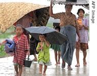 [AFP_Burma_cyclone_displaced_family_190.jpg]