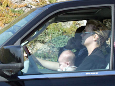 [britney_spears_drives_baby_no_car_seat.jpg]