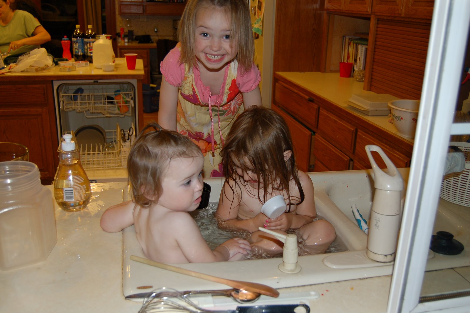 [Kids+Bathing+in+the+sink.jpg]