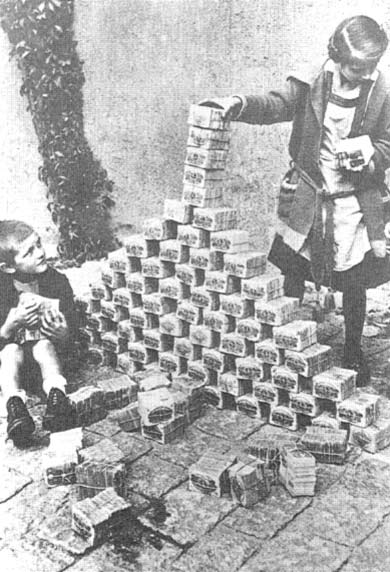 [010-hyperinflation-Deutschland-geldpyramide-1923.jpg]