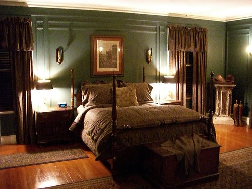 [Lord+Thompson+Manor+bedroom.jpg]