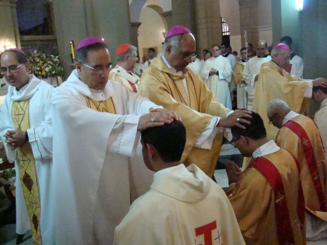 [PRENSA+-+FOTO+6++-+Obispos+Auxiliares+de+Caracas+imponen+las+manos+sobre+los+cuatro+nuevos+sacerdotes.jpg]