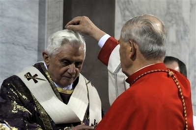 [El+Papa+Benedicto+XVI+recibe+las+cenizas+en+2008.jpg]