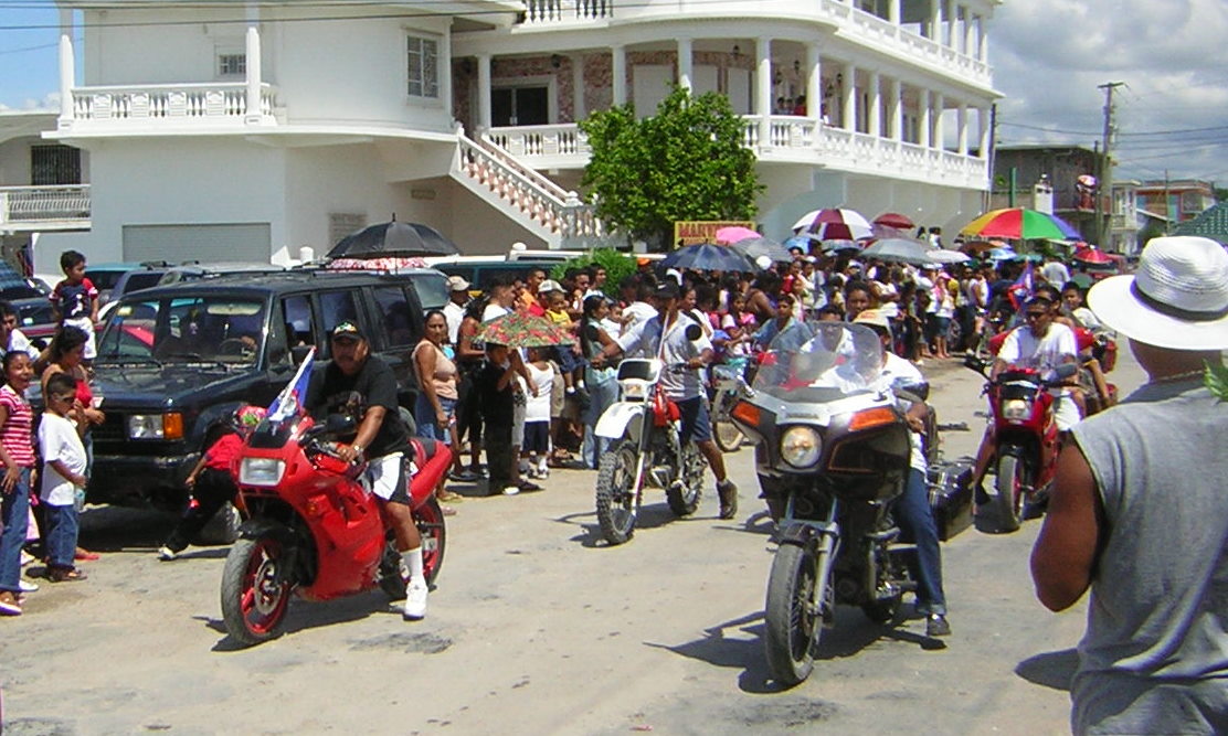 [Motorcycles+on+Parade+9-21-2007+10-13-12+AM+1112x667.JPG]
