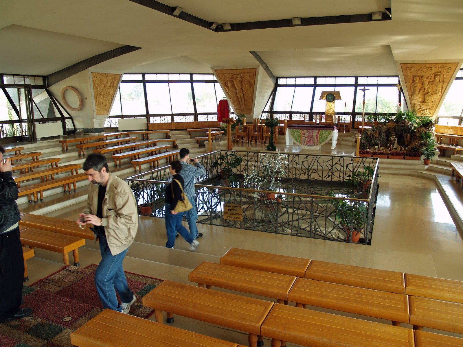 [Capernaum_modern_church_interior_by_David_Shankbone.jpg]