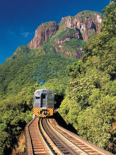 Trem que vai de Curitiba a Paranaguá