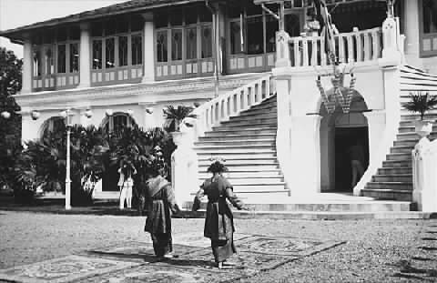 [Het+vooraanzicht+van+de+residentswoning+versierd+ter+gelegenheid+van+Koninginnedag+te+Palembang+circa+1935.jpg]