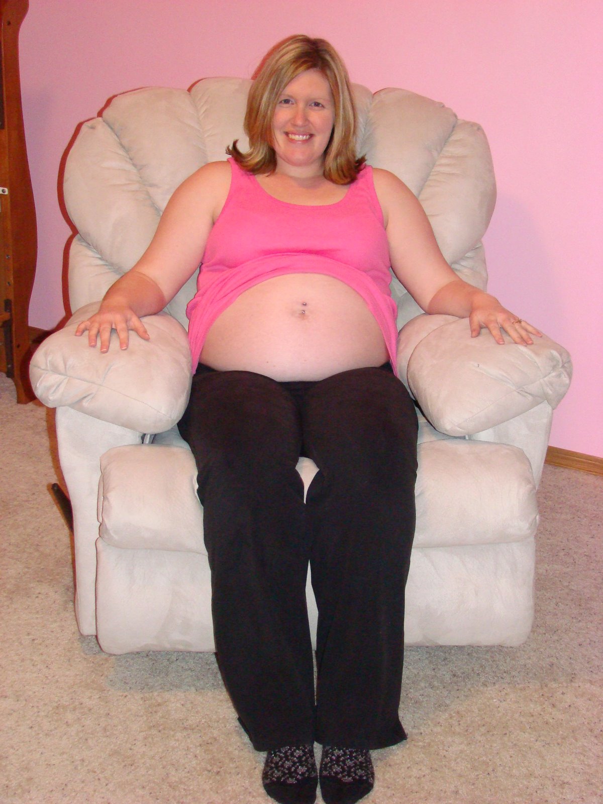 [33+weeks+chair+belly.JPG]