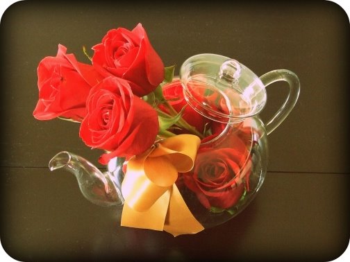 [red+glass+teapot+centerpiece2.jpg]