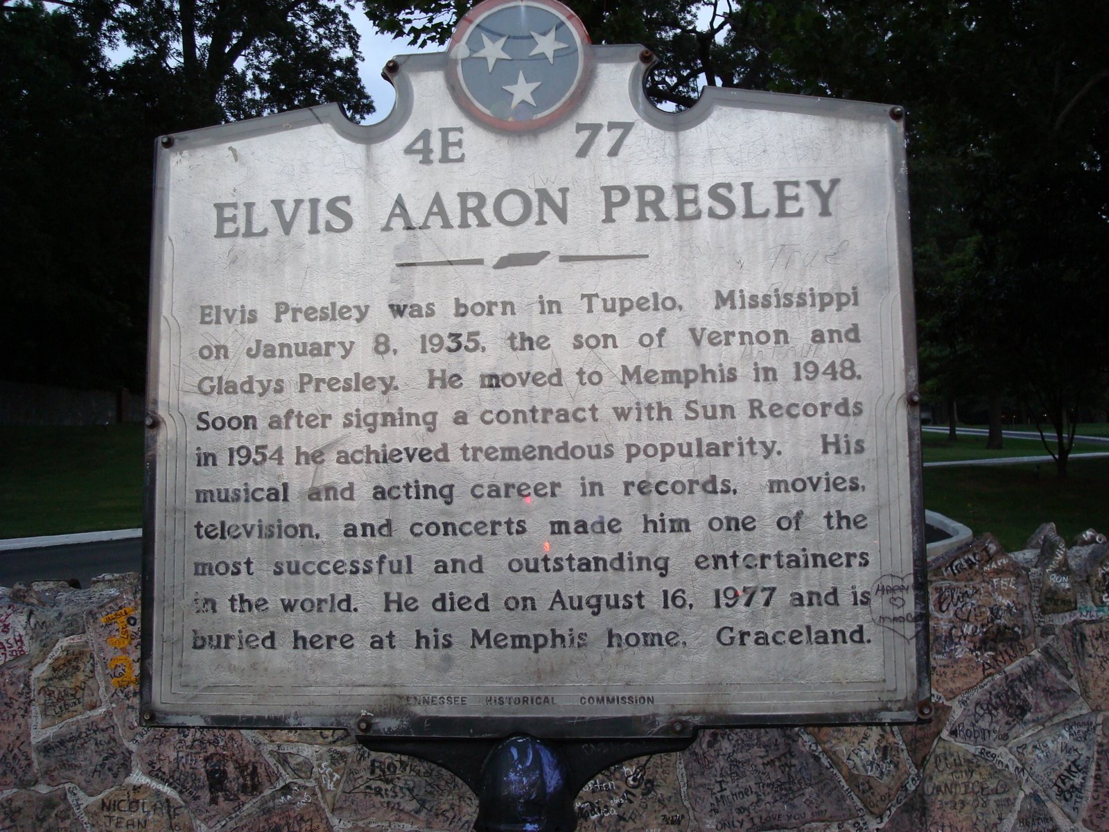 [7+18+-+3+Info+on+Elvis+outside+Graceland+in+Memphis,+TN.jpg]