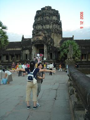 [1st+Day+-+AngkorWat3.JPG]