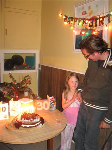 [haszari+and+daughter+and+cake+(Small).JPG]