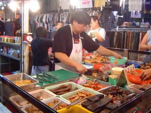 [DSC08746_Shilin_night_market_food_stall-w.jpg]