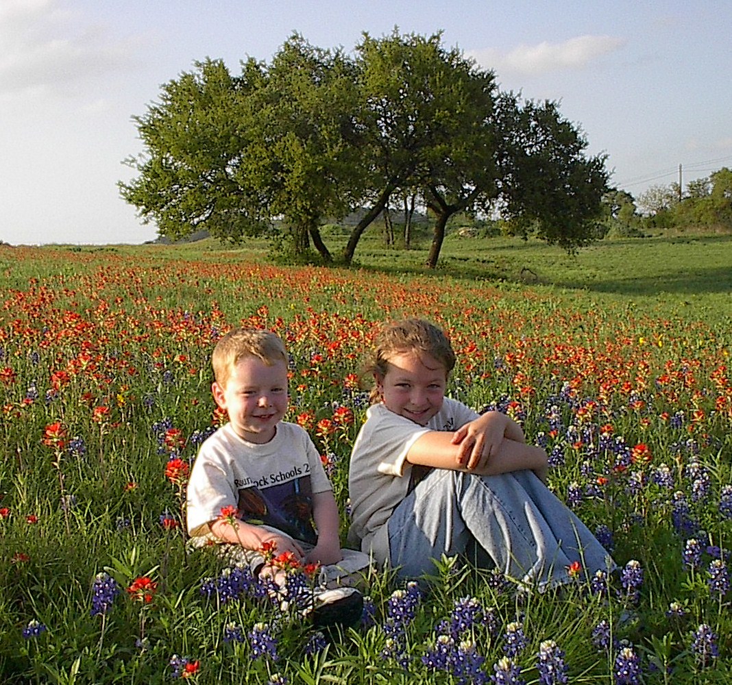 [smiling+L+and+C+in+bluebonnets.jpg]