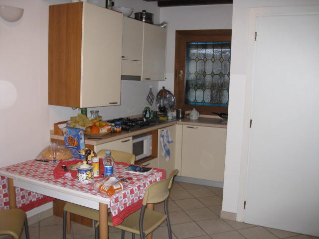 [apt+kitchen.jpg]