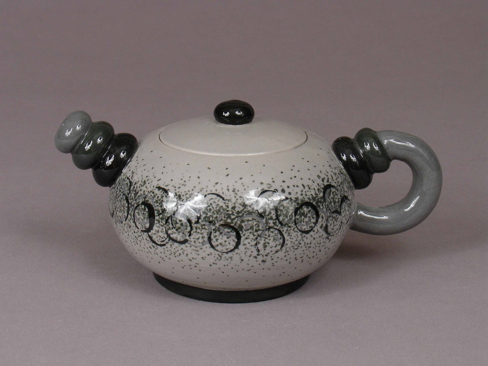 [Brian+M.+Besch+-+Teapot+(grey+underglaze+01).jpg]