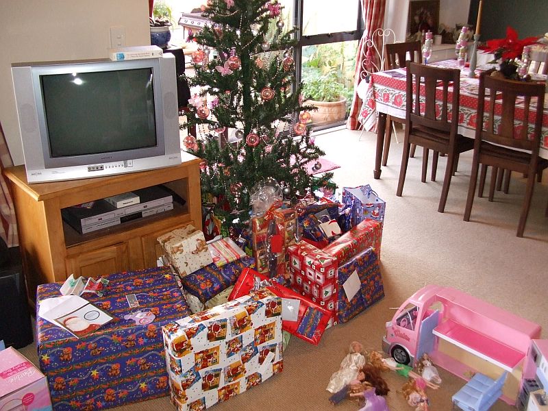 [Christmas+Tree+and+Presents.jpg]