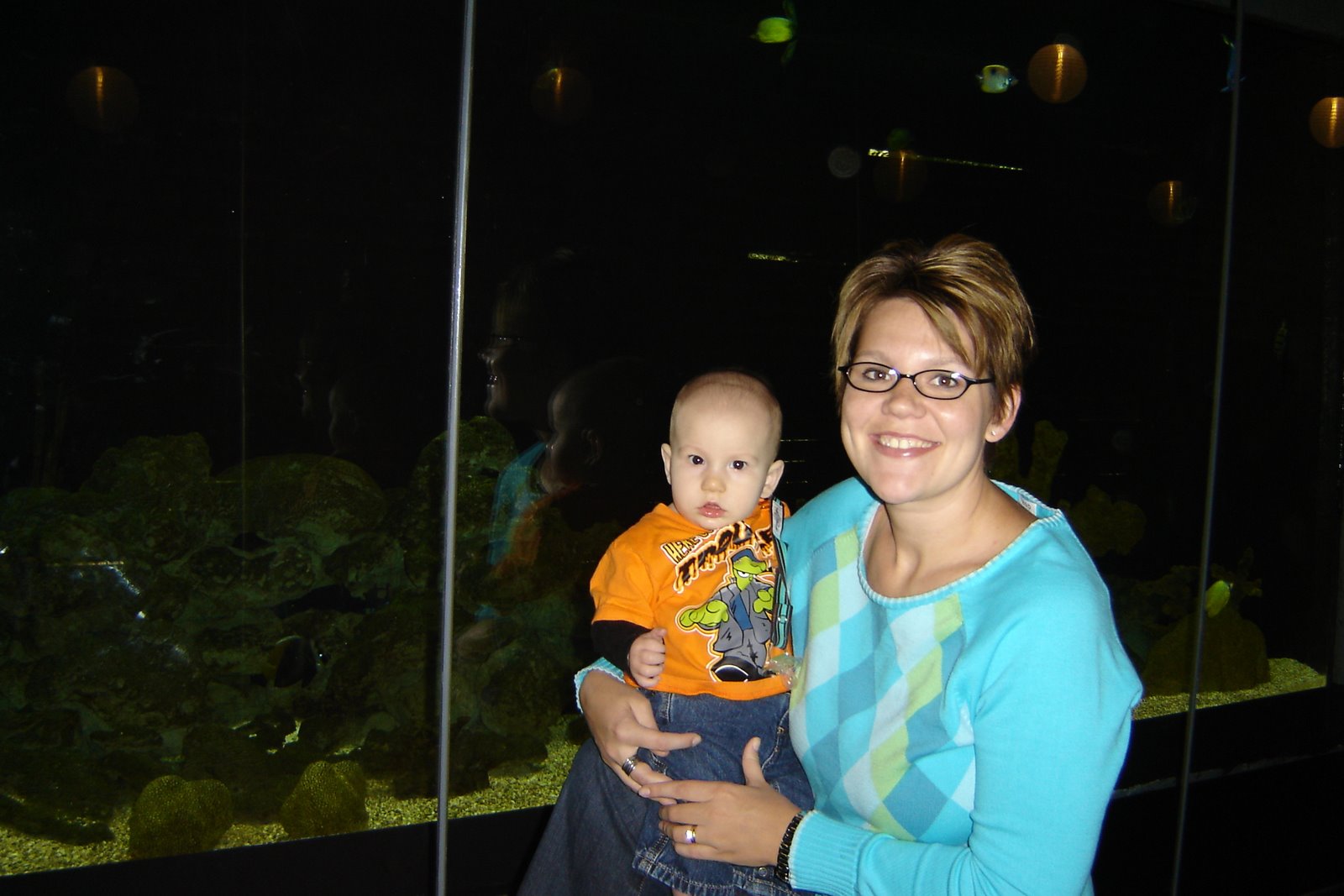 [Mommy+and+Thatch+at+Aquarium.jpg]