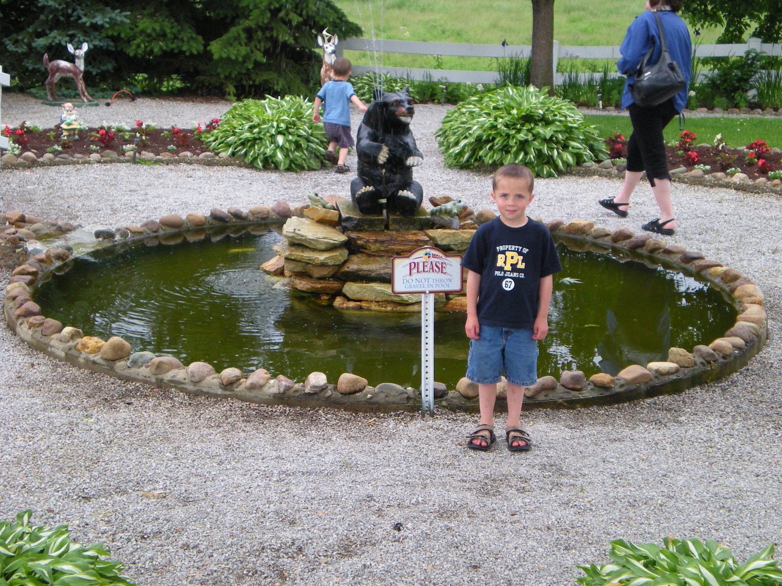 [Noah+in+front+of+the+fountain.jpg]