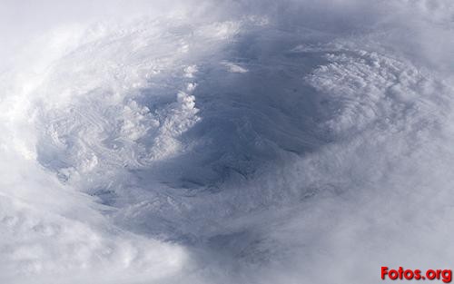 [Hurricane-Isabel-_Category-4_-450-mile-of-Puerto-Rico-2003-fotos-desde-el-espacio.jpeg]