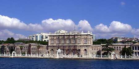 [450px-Dolmabahce.jpg]