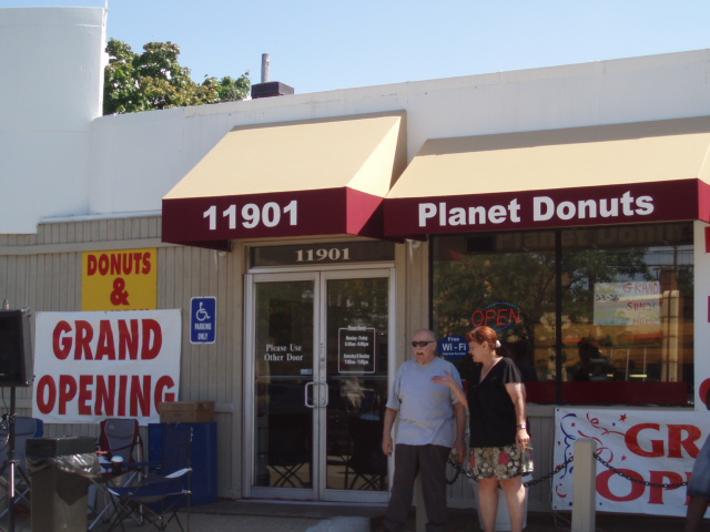 [planet+donuts+grand+opening.JPG]