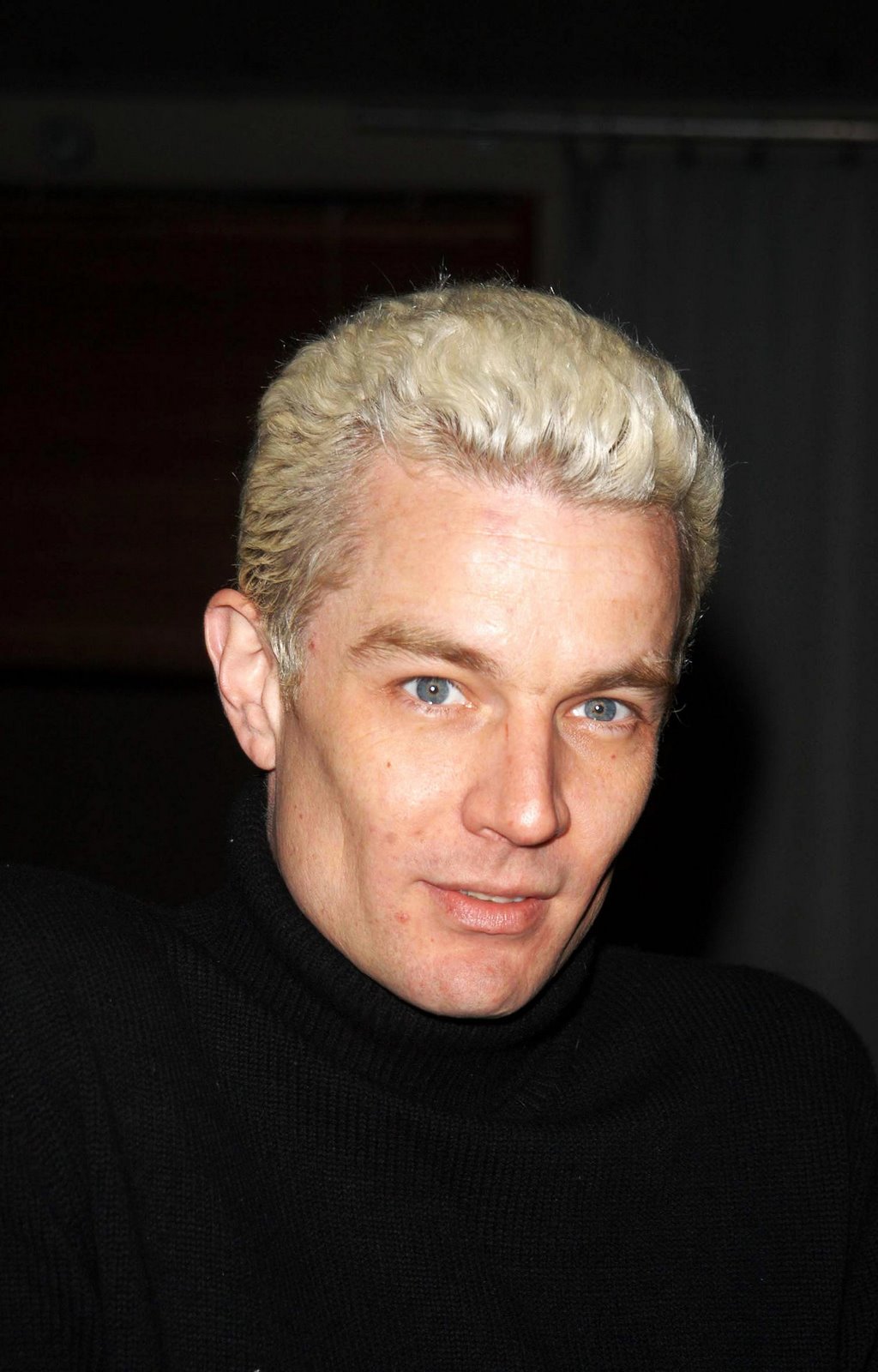 [james-marsters-buffy-wrap-party-2003-hq-01-1500.jpg]