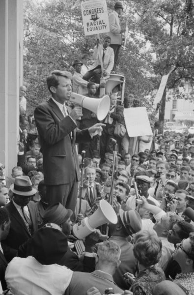 [395px-Robert_Kennedy_speaking_before_a_crowd,_June_14,_1963.jpg]