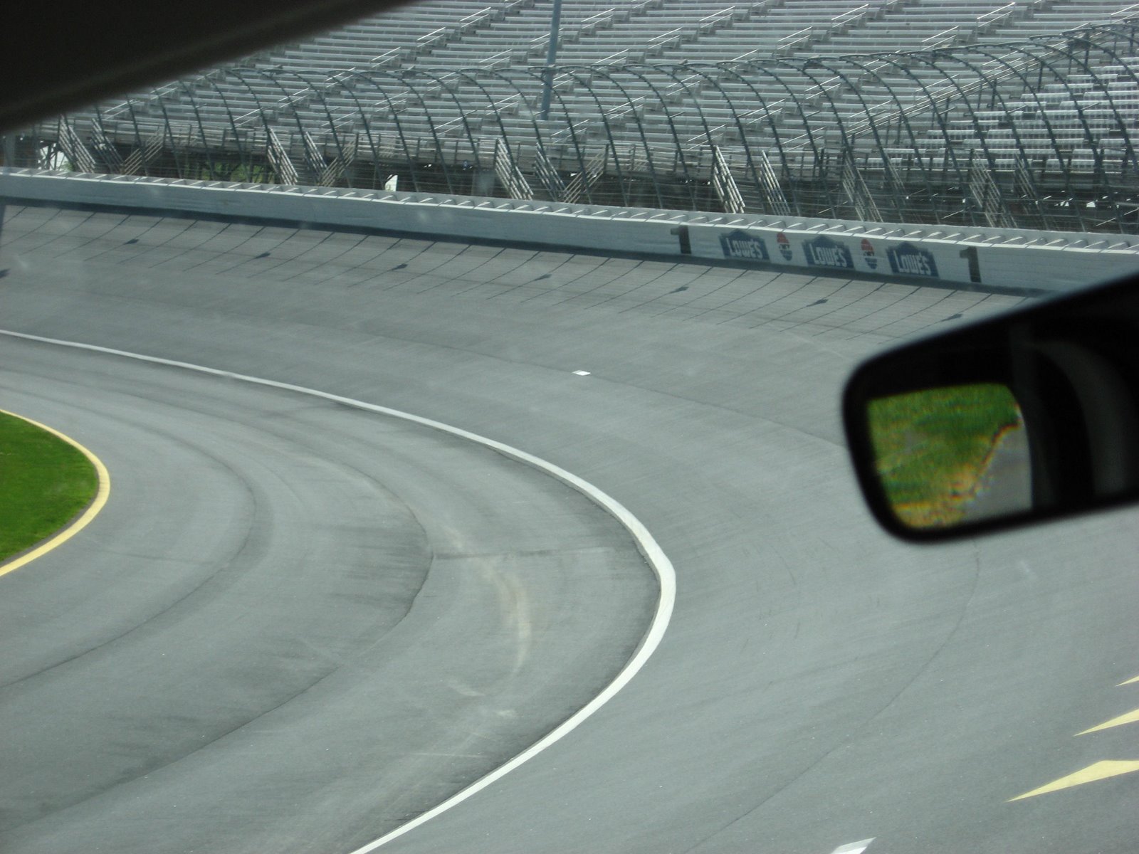 [Apr'07+Lowes+Speedway.jpg]