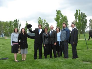 [2008+May+Lloyd's+Funeral+family+picture.jpg]