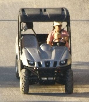 [Brad+Pitt+Shiloh+Golf+Cart.jpg]