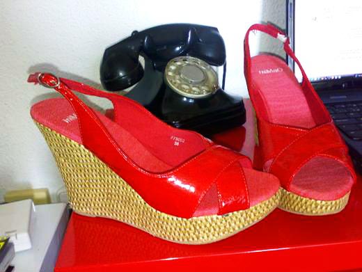 [Zapatos+Rojos+y+Telfono.jpg]