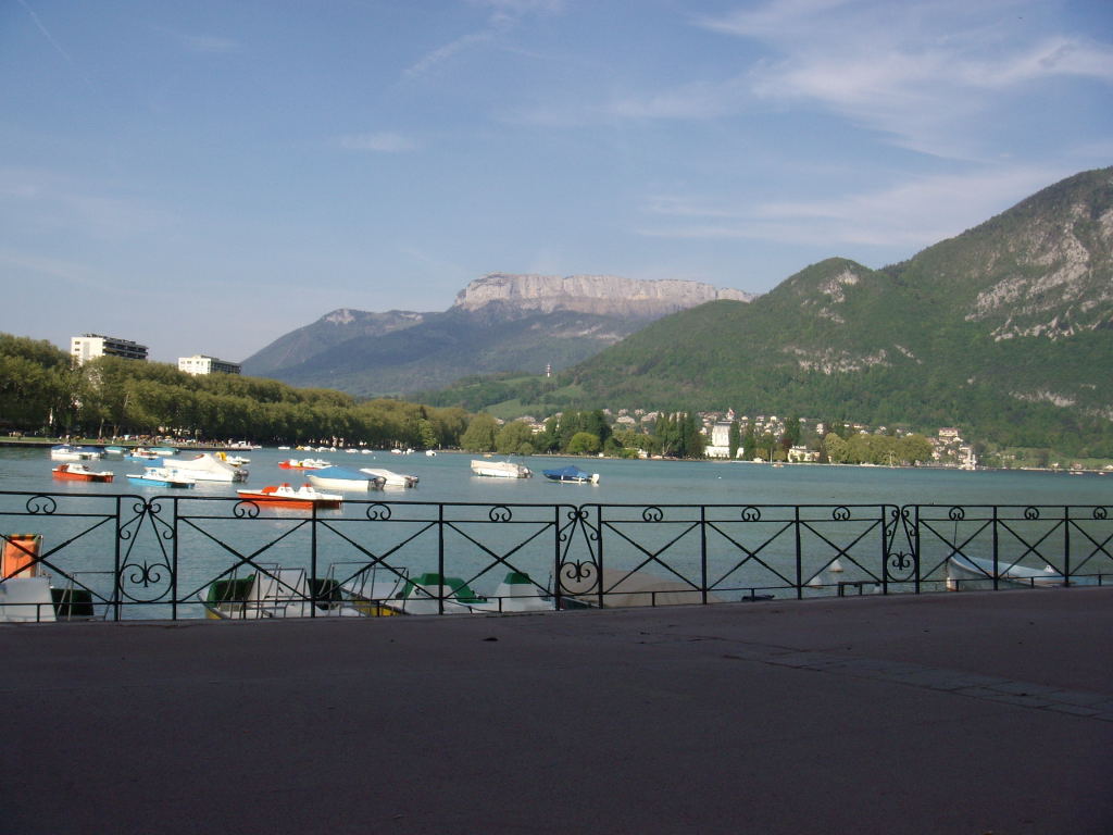 [Another+view+of+lake++Annecy0001.JPG]