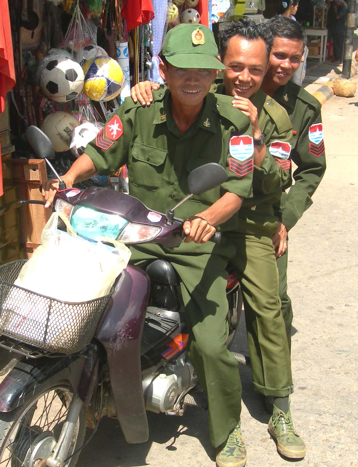 [20+Myanmar+Soldiers+3110.jpg]