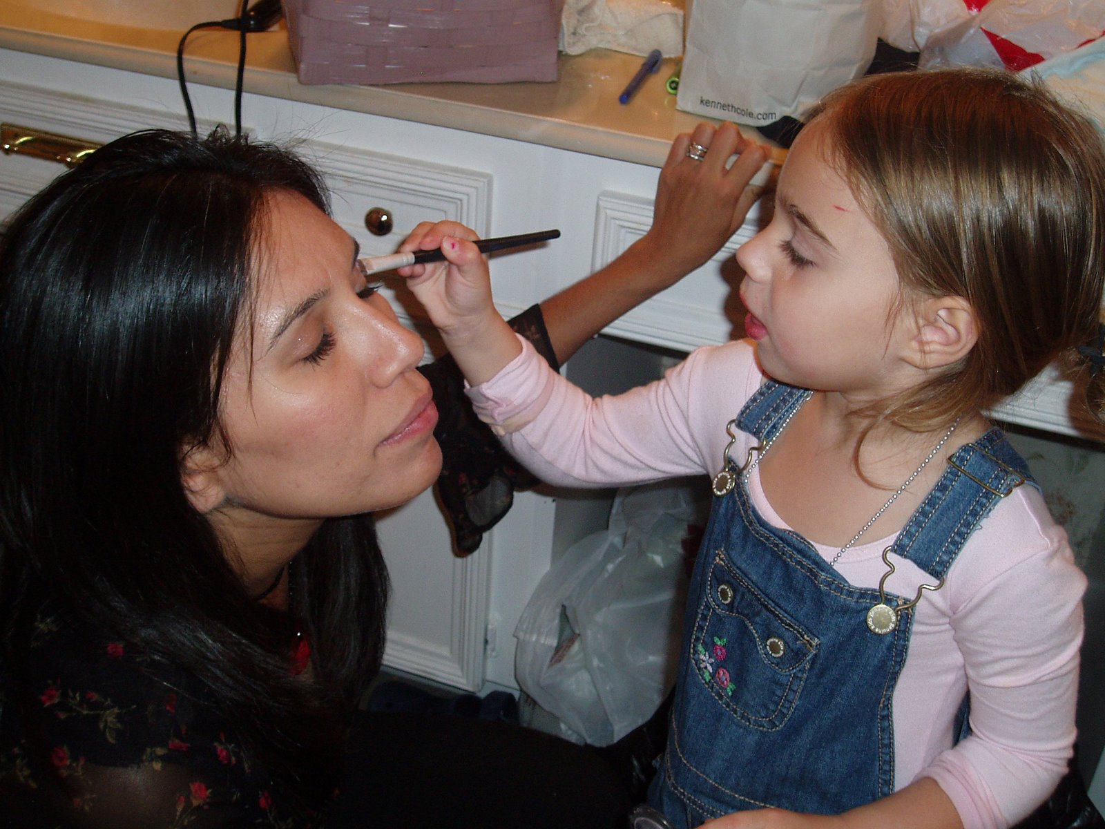 [Isa+putting+makeup+on+mommy.JPG]