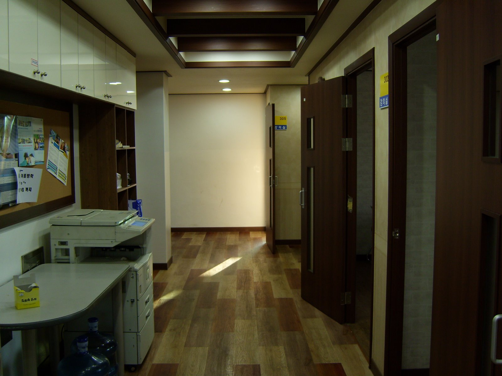 [hallway+in+school.JPG]