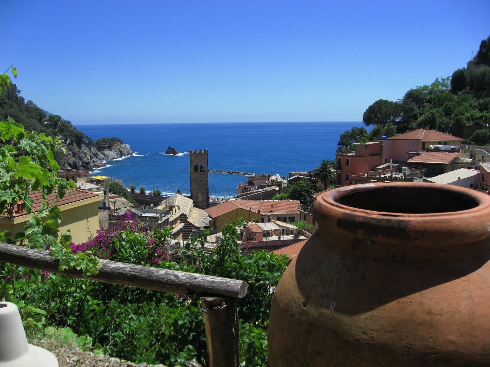 [7:06+aft+-+Monterosso+view+from+roof+garden2.JPG]